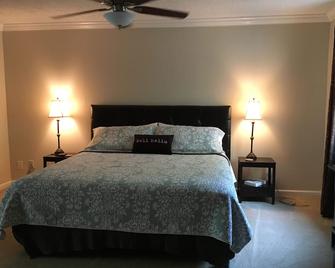 Home Away From Home! - Memphis - Bedroom