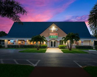 HomeTowne Studios by Red Roof Vero Beach - I-95 - Vero Beach - Budova