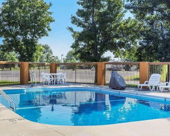 Quality Inn Charleston - Sikeston - Charleston - Zwembad