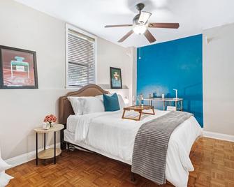Private Midtown Hidden Gem- Steps from Piedmont Park + Free Parking - Atlanta - Bedroom