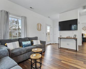 Lovely Home! Close to the Beach and Downtown! - Pass Christian - Living room