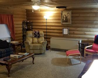 LOG Cabin, 5 miles from town, but very country setting - Somerset - Living room