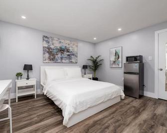 Shell On The Beach 105 - Renovated - Hollywood