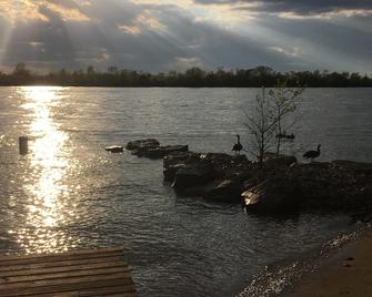 Drifted Inn - Riverfront Cabin - Amherstburg