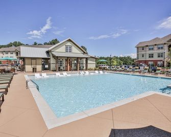 Minutes to KSU in the heart of Town Center! - Marietta - Pool