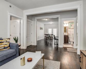 Oasis Midtown Kc- 2 Bedroom Apt - Kansas City - Living room