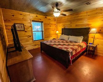 New Cabin just minutes from Sylamore Creek and close to town! - Mountain View - Bedroom