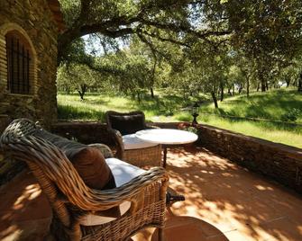 Listen to the sound of silence Valle del Arroyo Casas Rurales - B&B - Cortelazor - Patio