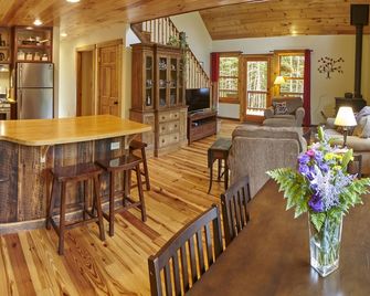 Rock Haven At North Street, Wooded Cabin Retreat In Old Forge, Ny - Old Forge - Dining room