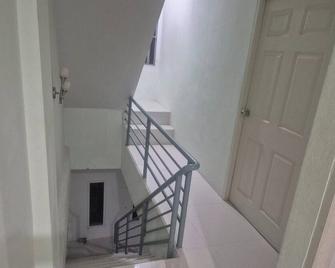 Chic 1-bedroom apartment in Rawai beach with WiFi, new AC ,Water heater, smartTV - Phuket - Schody