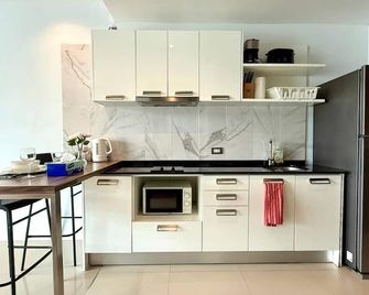 Emerald 307 - Studio With Balcony and Shared Pool - Patong - Küche