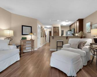 Fall Escape Special - 15% off through October! - Niceville - Living room