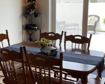 Charming 3-bedroom house in Belle Vernon with WiFi and AC - Belle Vernon - Comedor