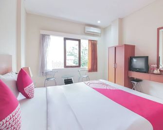 Capital O Galaxy Inn - Bandung - Schlafzimmer