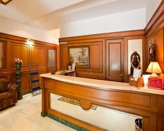 Hotel Maurya Residency - 邁索爾 - 櫃檯