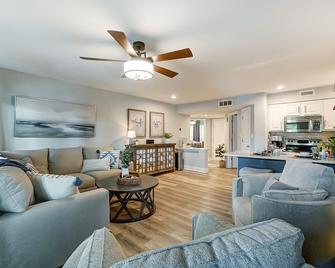 Beautiful Lake Norman waterfront location! Steps to pool, lake, restaurant! - Davidson - Living room