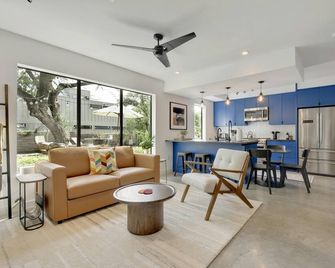Chic Travis Heights Home + Pool - Chelsea Oak II - Austin - Ruang tamu