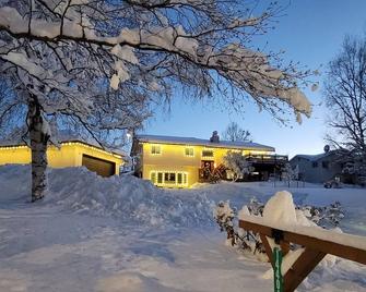 Private suite in an Owner occupied home with views of the Chugach Mountains. - Anchorage - Building