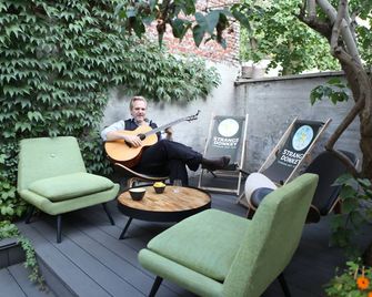 Rock Lobster City Lodge - Amberes - Patio