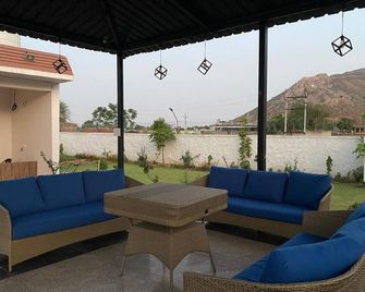 Nestled amidst majestic mountains, our farmhouse offers a serene and picturesque - Âlwâr - Patio
