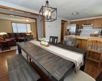 Spacious, Sunny Lake House! Close to ski trails. - Hillsboro - Sala pranzo