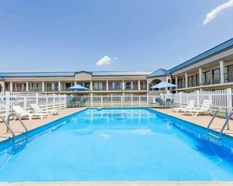 Rodeway Inn Owensboro South - Owensboro - Piscina