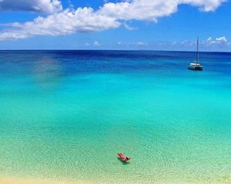 Spacious Room w/ Living Area and Full Kitchen | Steps Away from the Beach - Long Bay Village - Plage