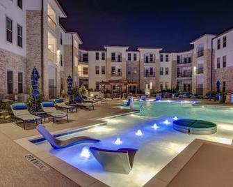 Luxury Hideaway in Ft. Worth | 1 bdrm - Haltom City - Pool