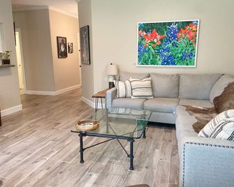 New! Foster Community Cottage Off Main Street - Tomball - Living room