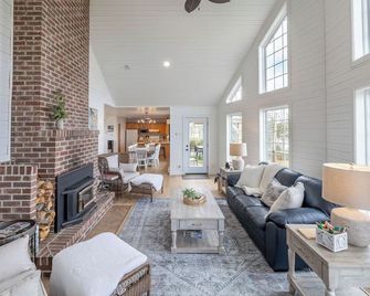 The Bluebird Cottage Lake Front 4bdrms - Holyrood - Living room