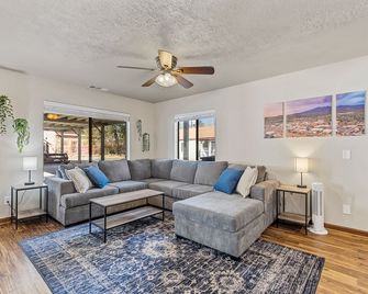Downtown Townhouse w/Hot Tub, A/C & Sleeps 8! - Flagstaff - Living room