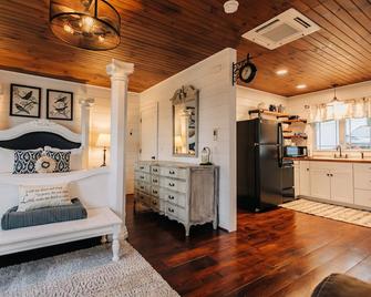 Romantic Golden Valley Cottage | View of Amish Countryside + Walk to Amish Eats - Sugarcreek