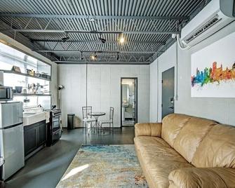 Studio Apartment Above a Coffee Shop Heart of City - Ridgeland - Living room
