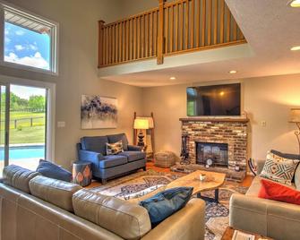 Horse Farm 4Bedrm home Bourbon Trail w private pool - Simpsonville - Living room