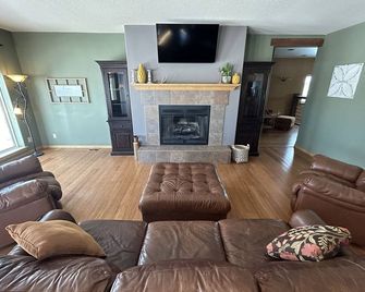 5 bedroom 3 bath Farm house. Country Views. Open floor plan with lots of space! - Rock Port - Sala de estar