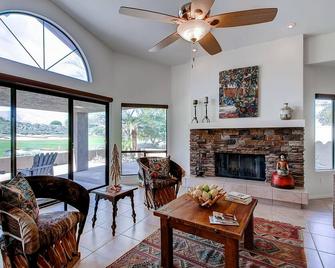 Country Club Home 2 BR, 2 BA and Den about 1 Mi to Golf - Borrego Springs - Living room