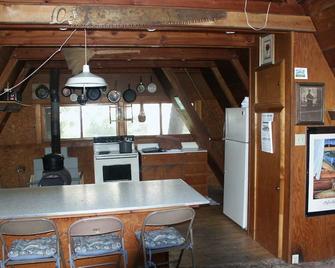 Secluded A-Frame cabin 30 min. from downtowm Missoula - Clinton - Comedor