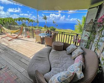 Ocean View, Hot Tub, minutes from Waipio Valley - Honokaa - Balkon