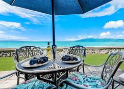Only 10 Feet from the Ocean! Fresh and Updated Pohailani 102 Studio - Sleeps 2 - Kahului - Restaurang