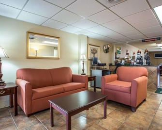 Quality Inn & Suites - Monroe - Вітальня