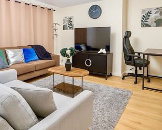 House - Sleeps 8 - Garden - Pet Friendly - Parking - Sittingbourne - Obývací pokoj