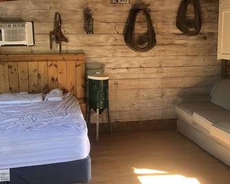 Outdoor housing with Air conditioning and propane shower - Worland - Bedroom