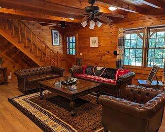Cabin Bliss - Just 1 Mile from Lake Lanier - Gainesville - Living room