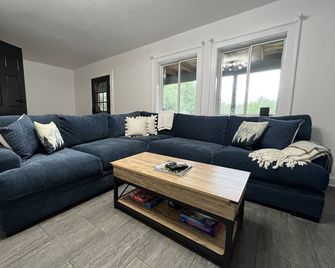 Highlands Spacious MTN Cabin for 16 w/Hot Tub+gameroom+gym+wifi & 4m from DT - Highlands - Wohnzimmer