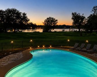 Newly Remodeled in Pistakee Bay on the Chain O' Lakes - McHenry - Bazén