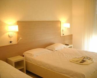 Hotel Ghirlandina - Rimini - Bedroom