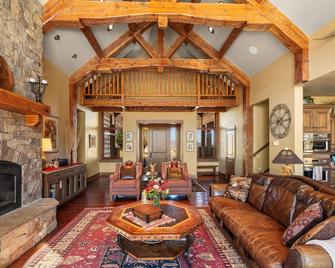 Your own private Mountain Lodge - Rugged Montana Views With Year Round Access - Emigrant - Living room
