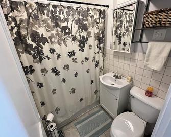 Charming Vintage Hideaway with Finished attic - Peoria - Bathroom