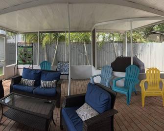 0.1 miles from Raymond James Stadium/Airport, 4 bed 2 bath - Tampa - Patio