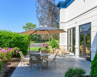 Hampton Inn & Suites Hartford-Manchester - Manchester - Patio